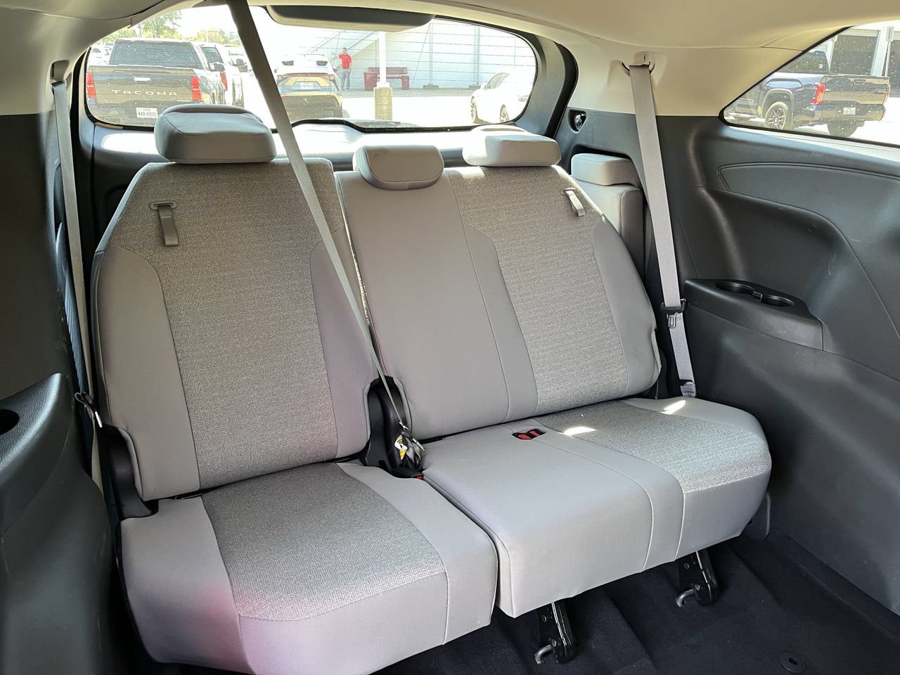 Used 2025 Toyota Sienna LE FWD image 27