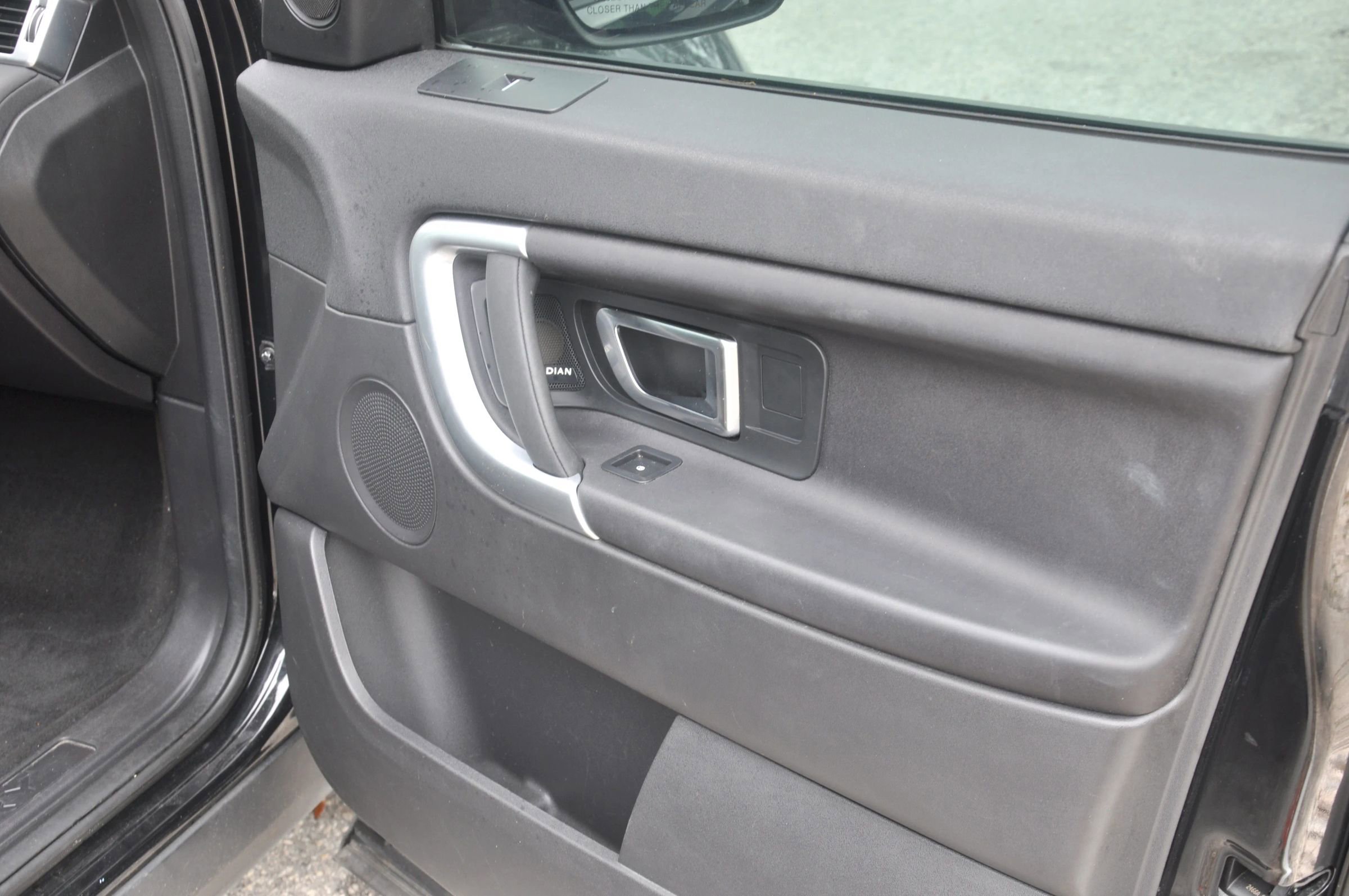 Used 2017 Land Rover Discovery Sport SE image 27