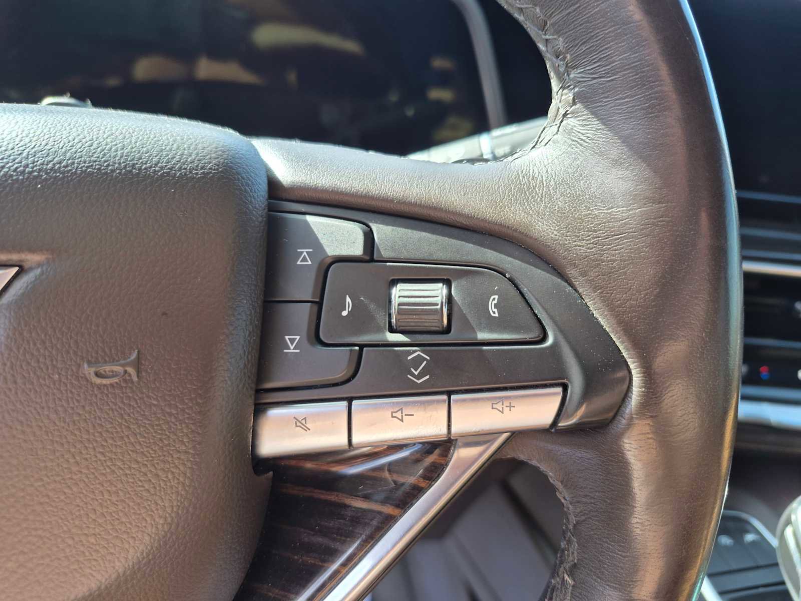 Used 2021 Cadillac Escalade ESV Premium Luxury w/ Driver Assist Tech Package AWD/4WD image 19