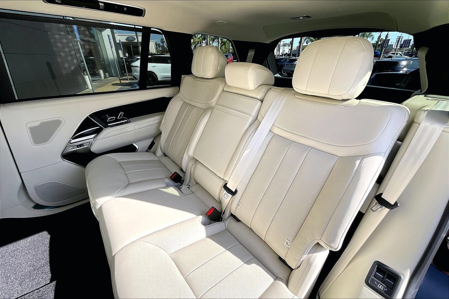 New 2026 Land Rover Range Rover Long Wheelbase SE AWD/4WD image 10