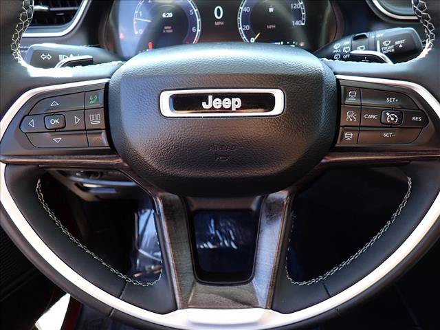 Used 2023 Jeep Grand Cherokee Limited w/ Black Appearance Package AWD/4WD image 18