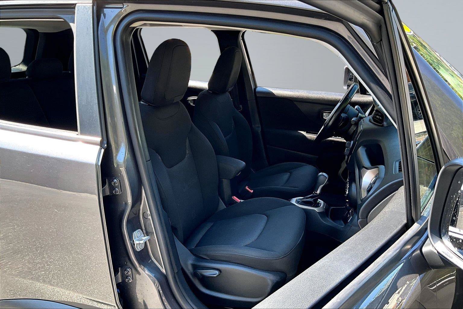 Used 2017 Jeep Renegade Latitude AWD/4WD image 8