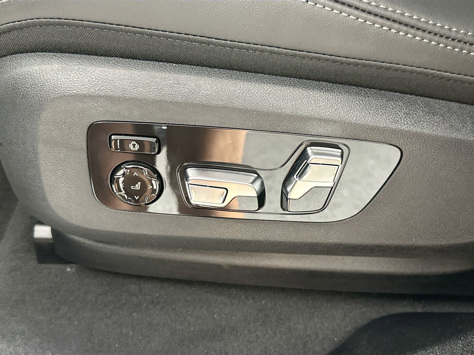 New 2026 BMW X6 xDrive40i w/ Executive Package image 19