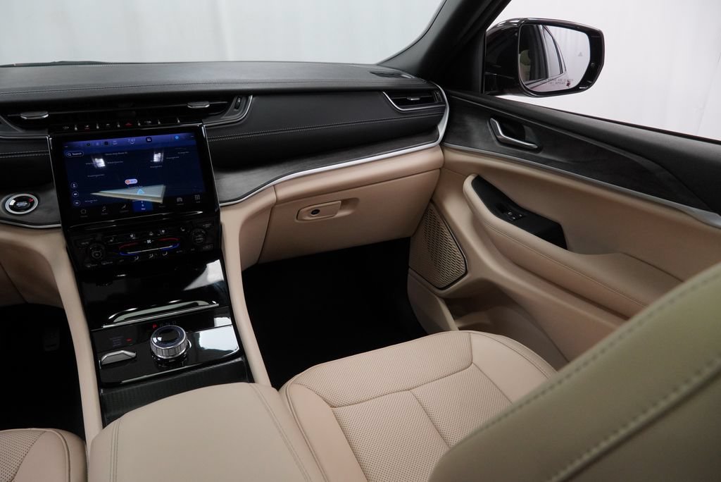 Certified 2025 Jeep Grand Cherokee L Limited w/ Luxury Tech Group II AWD/4WD image 32