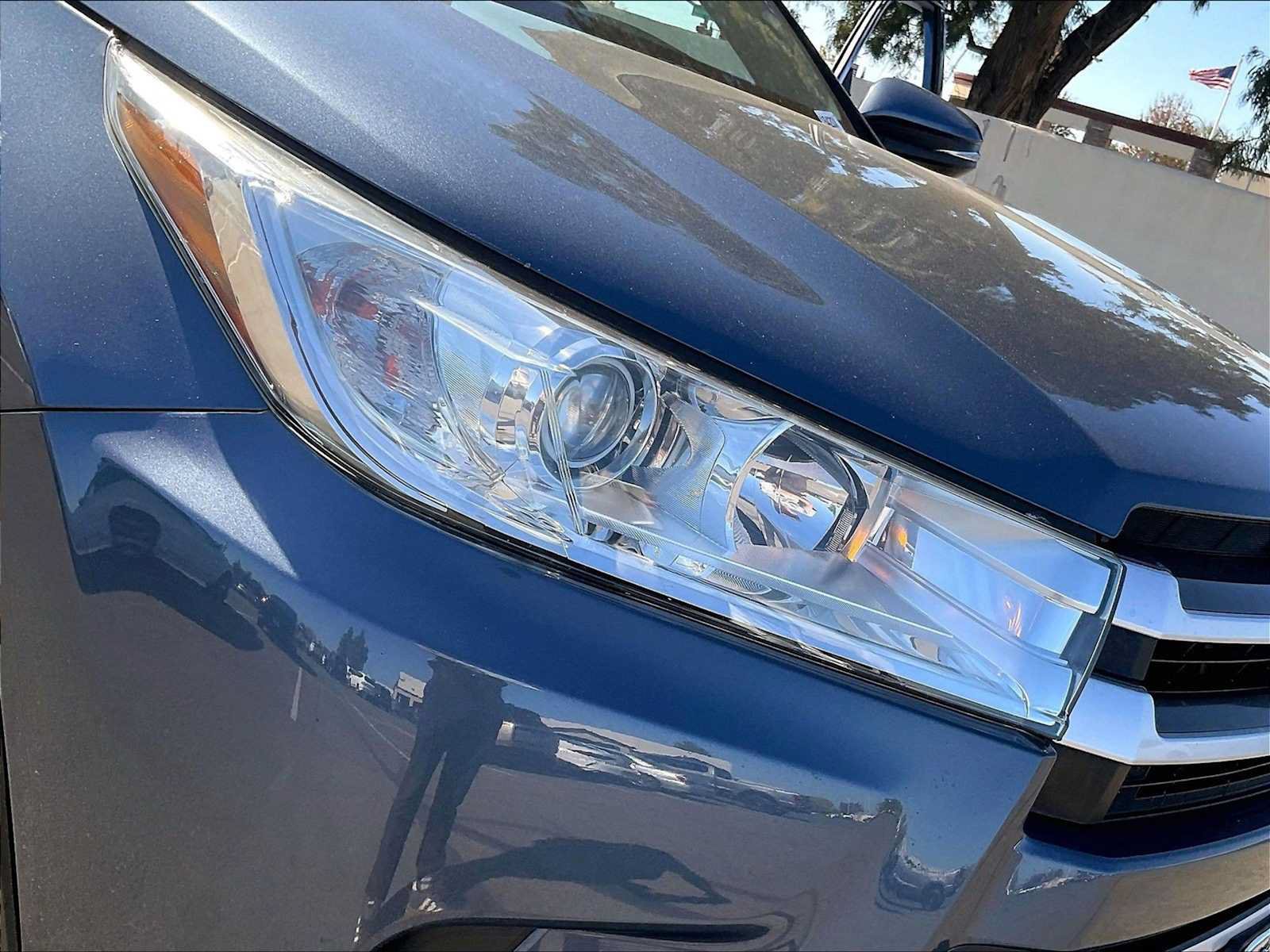 Used 2018 Toyota Highlander Plus w/ Carpet Mat Package (TMS) FWD image 31