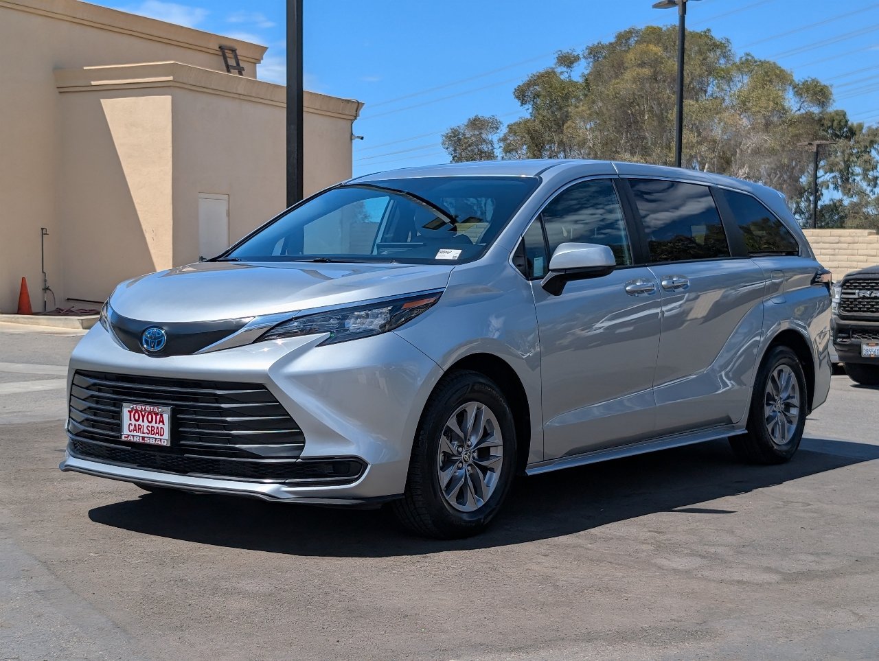 Used 2025 Toyota Sienna LE FWD image 12