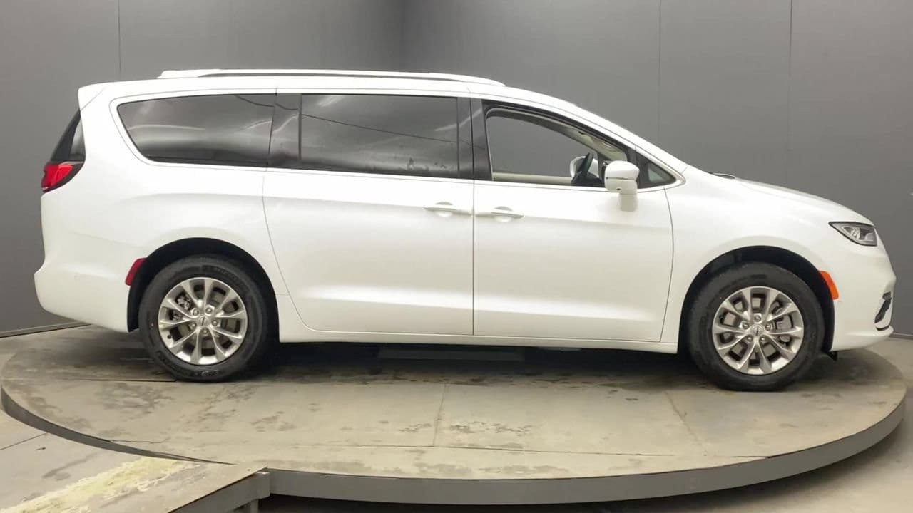 Used 2021 Chrysler Pacifica Touring-L w/ Premium & Safety Sphere Group AWD/4WD image 5