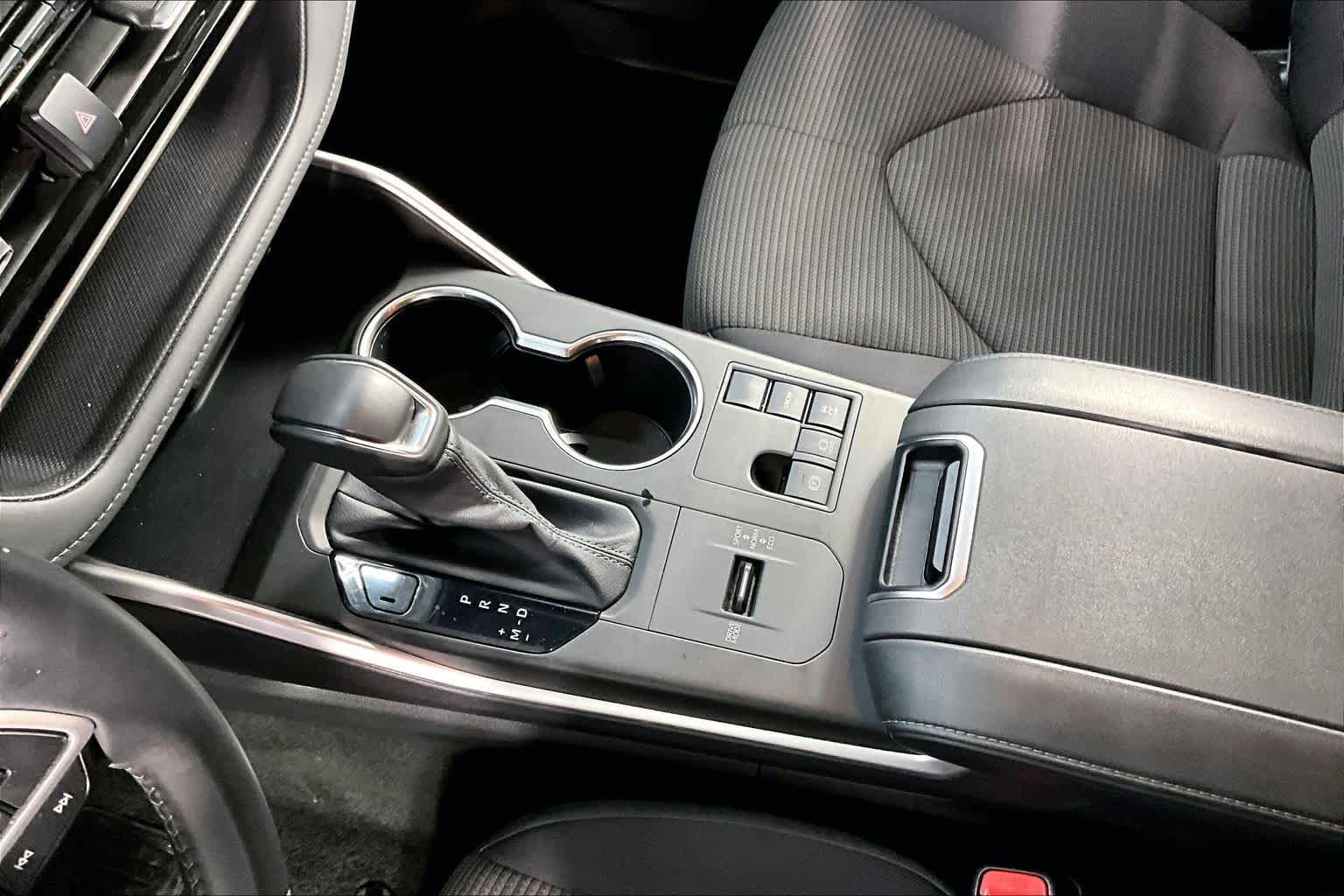 Used 2025 Toyota Highlander LE FWD image 16