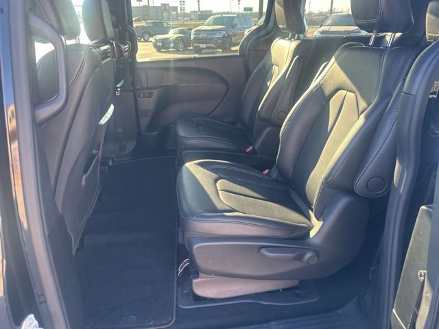 Used 2025 Chrysler Pacifica Select w/ Uconnect Theater Family Group image 32