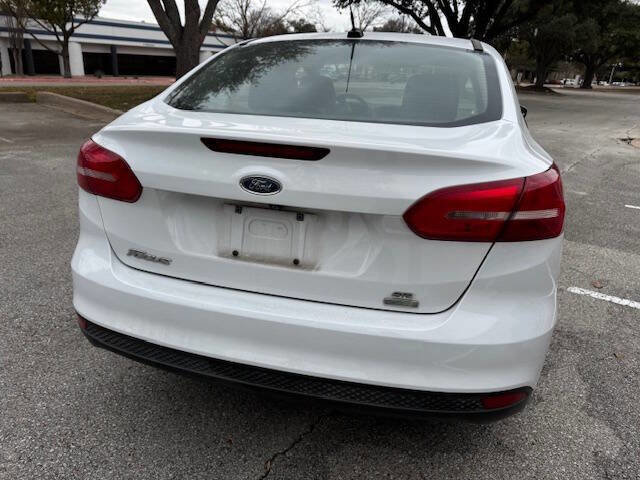Used 2018 Ford Focus SE w/ SE Appearance Package image 11