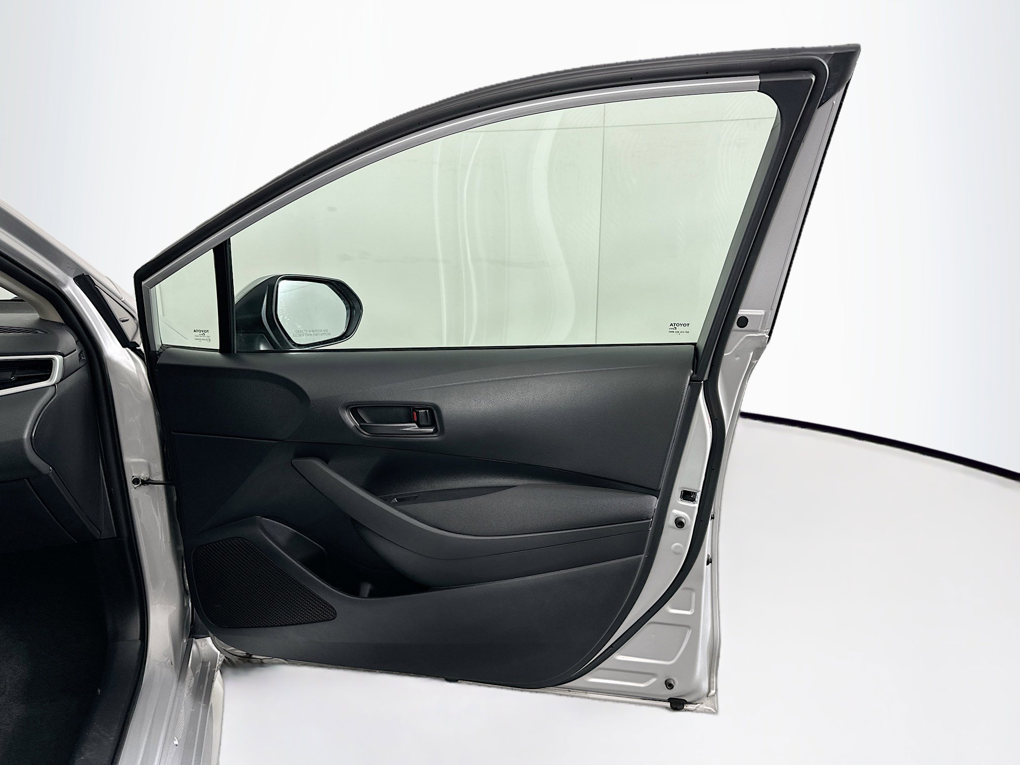 Used 2025 Toyota Corolla LE image 30