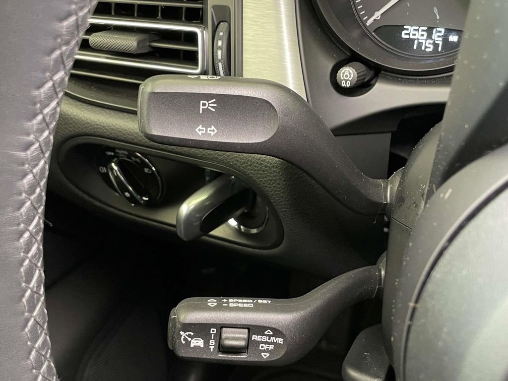 Certified 2023 Porsche Macan image 40