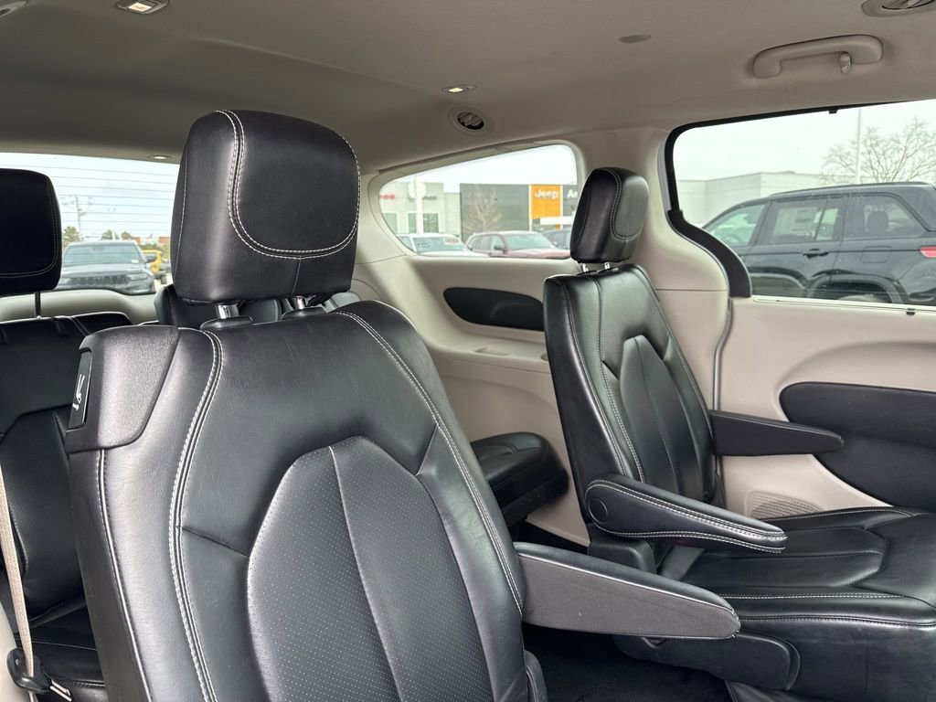 Used 2023 Chrysler Pacifica Touring-L image 30