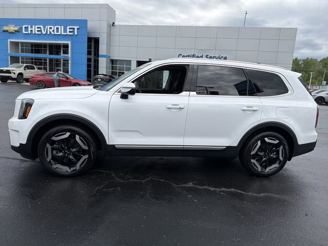 Used 2024 Kia Telluride EX w/ EX Captain's Chair Package image 8