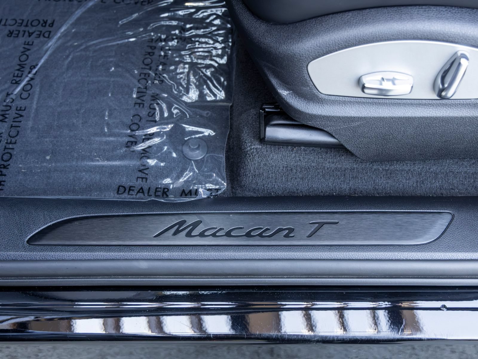 Certified 2023 Porsche Macan Turbo AWD/4WD image 30