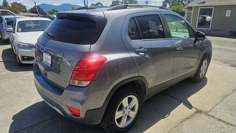 Used 2019 Chevrolet Trax LT w/ LT Convenience Package FWD image 3