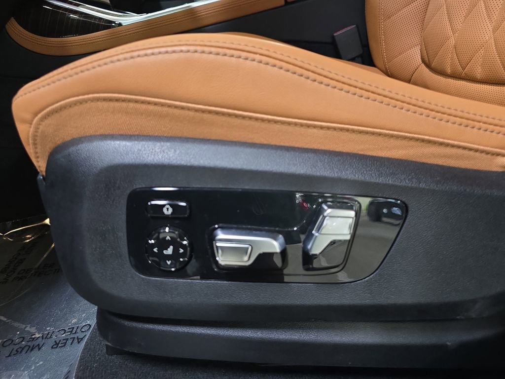 Used 2026 BMW X7 xDrive40i w/ M Sport Package AWD/4WD image 28