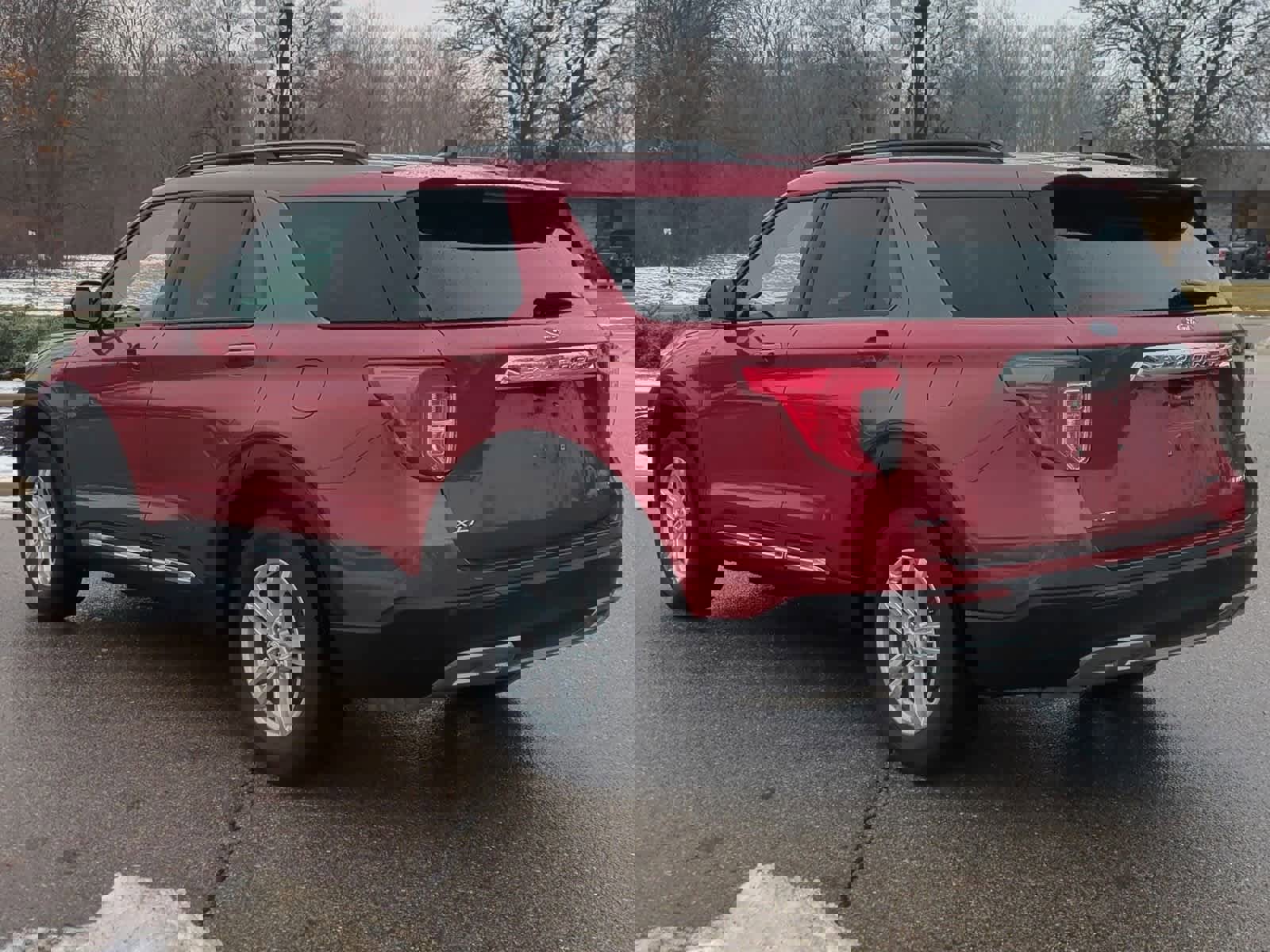 Used 2022 Ford Explorer XLT w/ Equipment Group 202A image 6