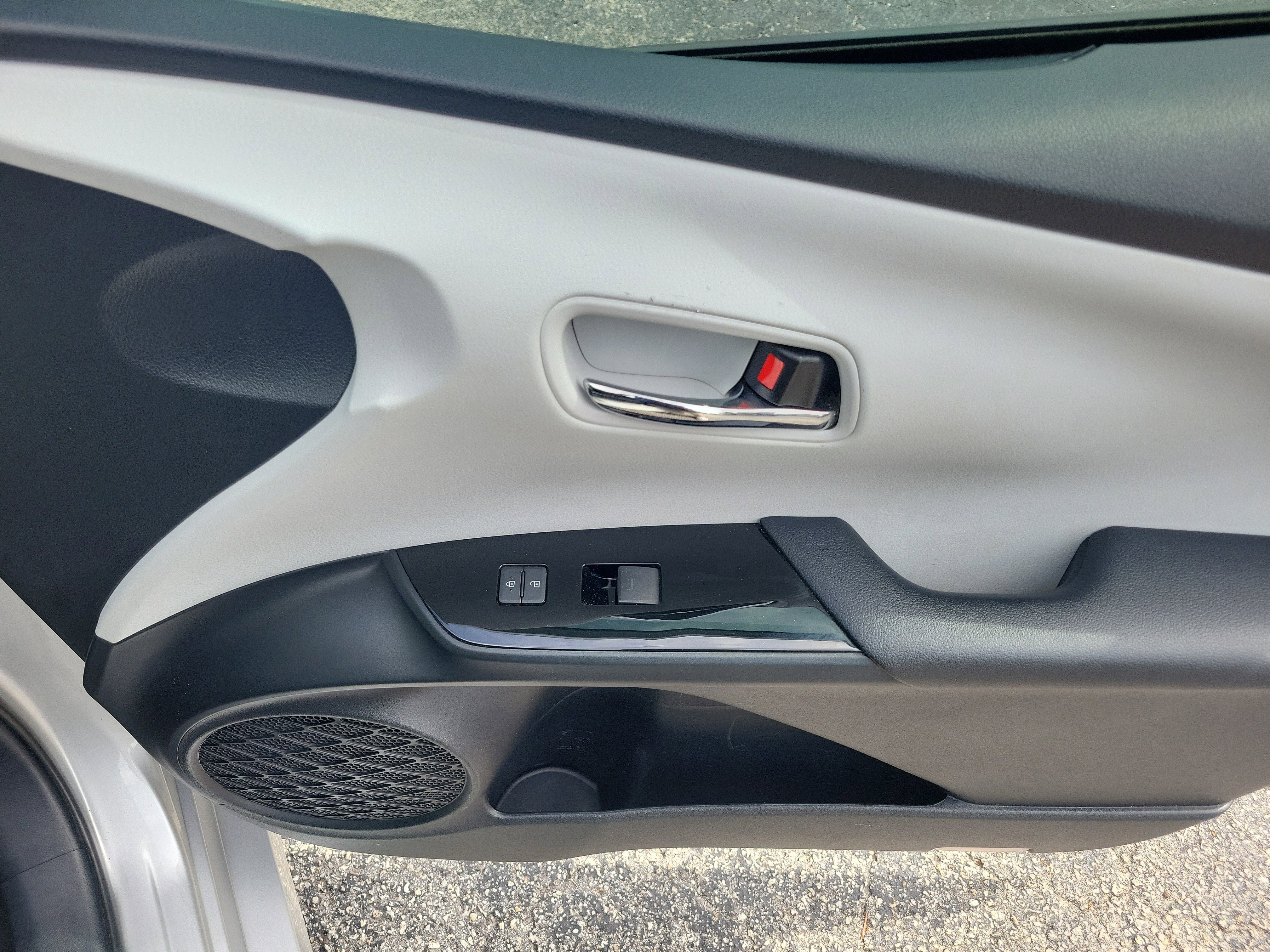 Used 2019 Toyota Prius L Eco FWD image 9