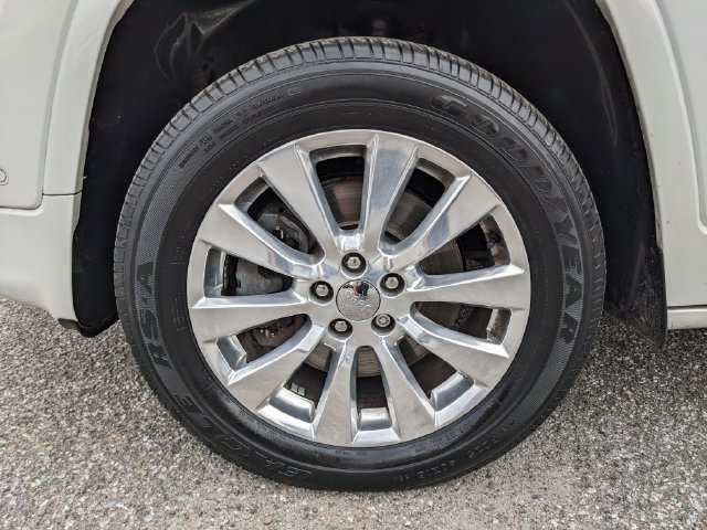Used 2017 Jeep Cherokee Overland w/ Technology Group AWD/4WD image 10