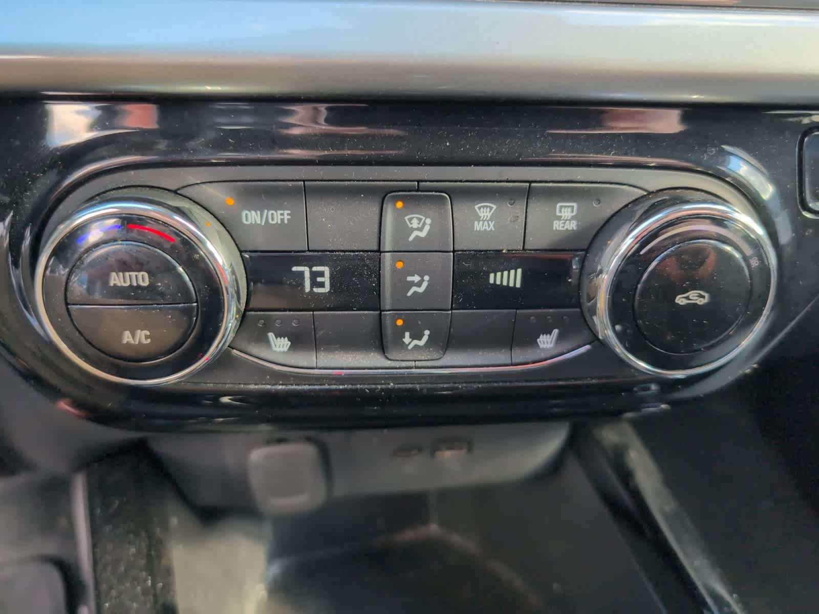 Used 2025 Chevrolet Trax LT w/ LT Convenience Package FWD image 17