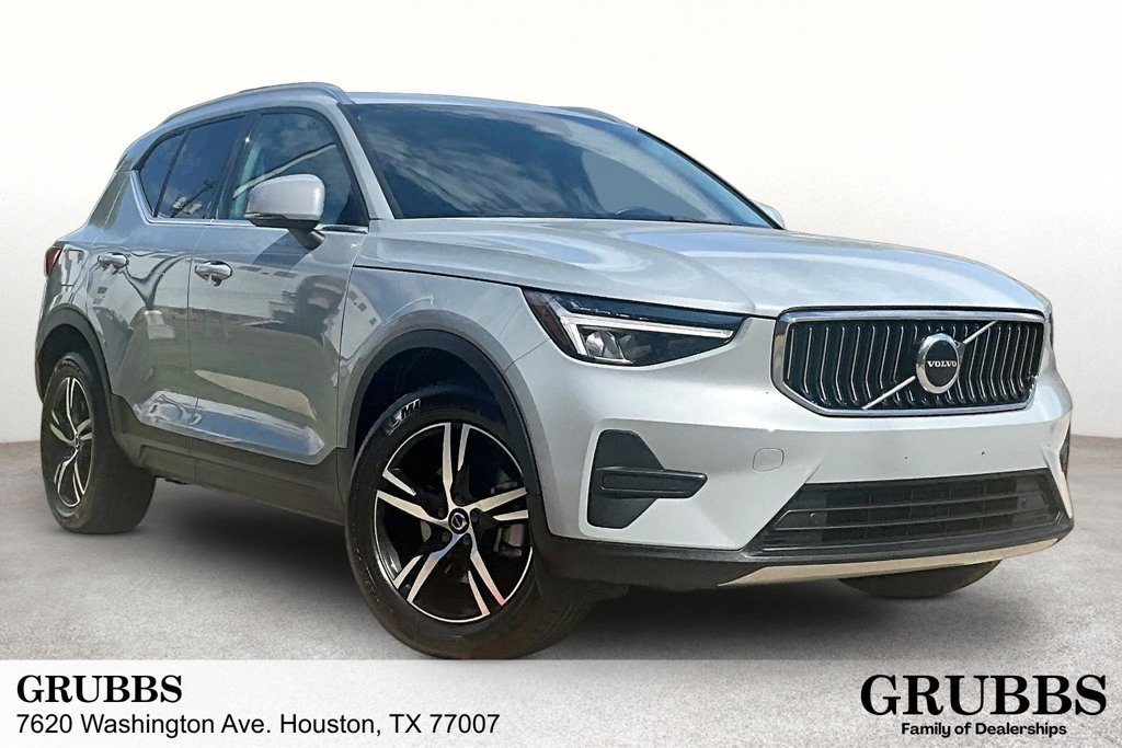 Certified 2025 Volvo XC40 B5 Core AWD/4WD image 1