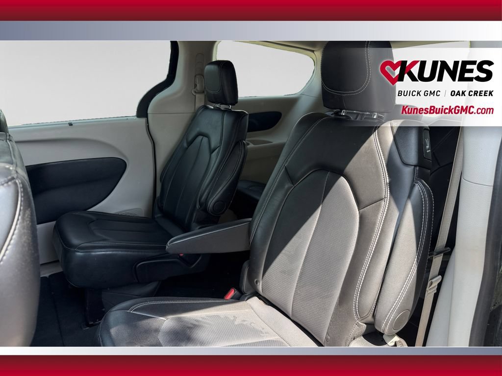 Used 2024 Chrysler Pacifica Touring-L FWD image 35