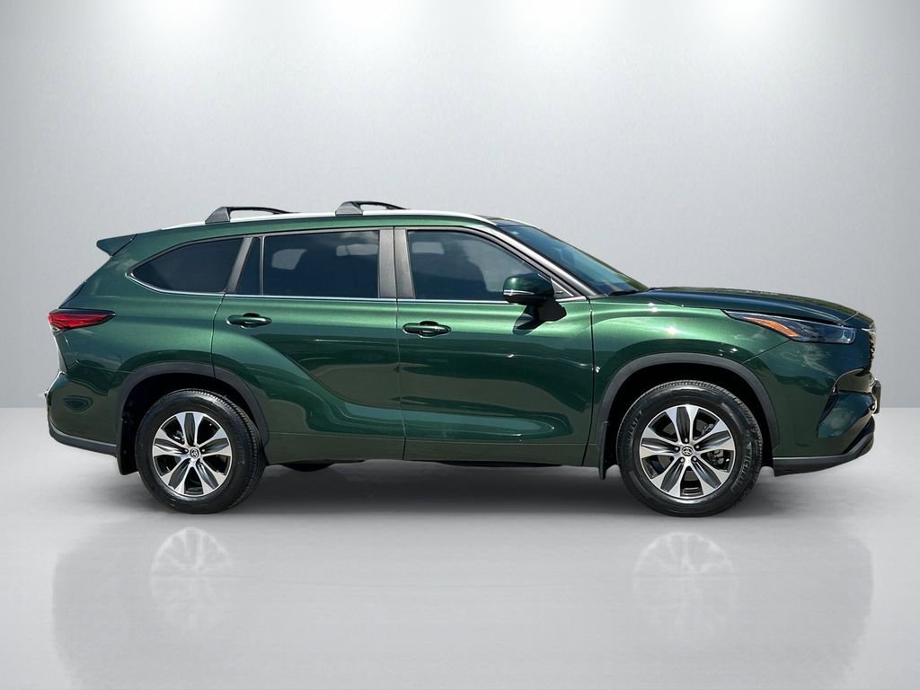 Used 2023 Toyota Highlander XLE image 4
