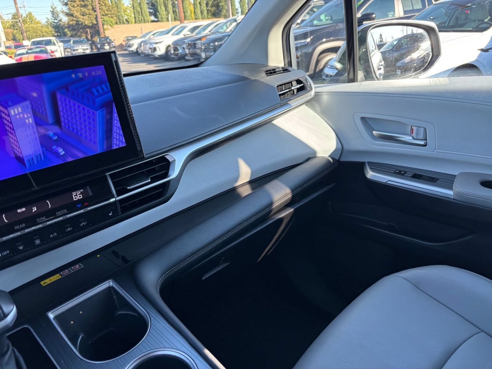 Used 2025 Toyota Sienna XLE FWD image 38