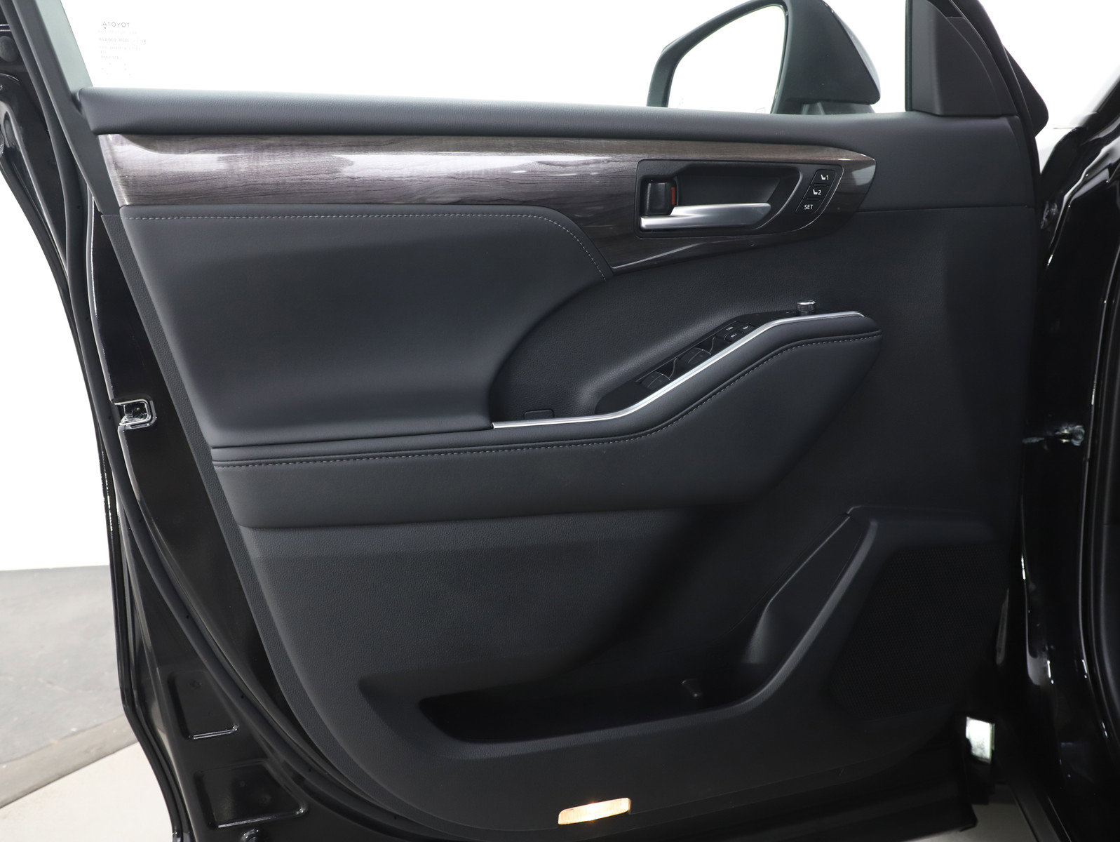 Used 2025 Toyota Highlander Platinum image 21