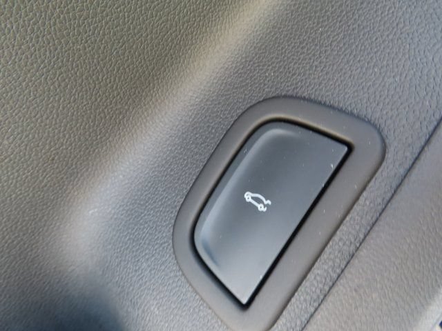 Used 2025 Chevrolet Traverse LT AWD/4WD image 12