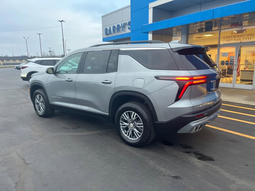 Used 2025 Chevrolet Traverse LT image 2