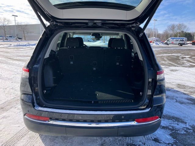 Used 2022 Jeep Grand Cherokee Laredo w/ Luxury Tech Group I image 25