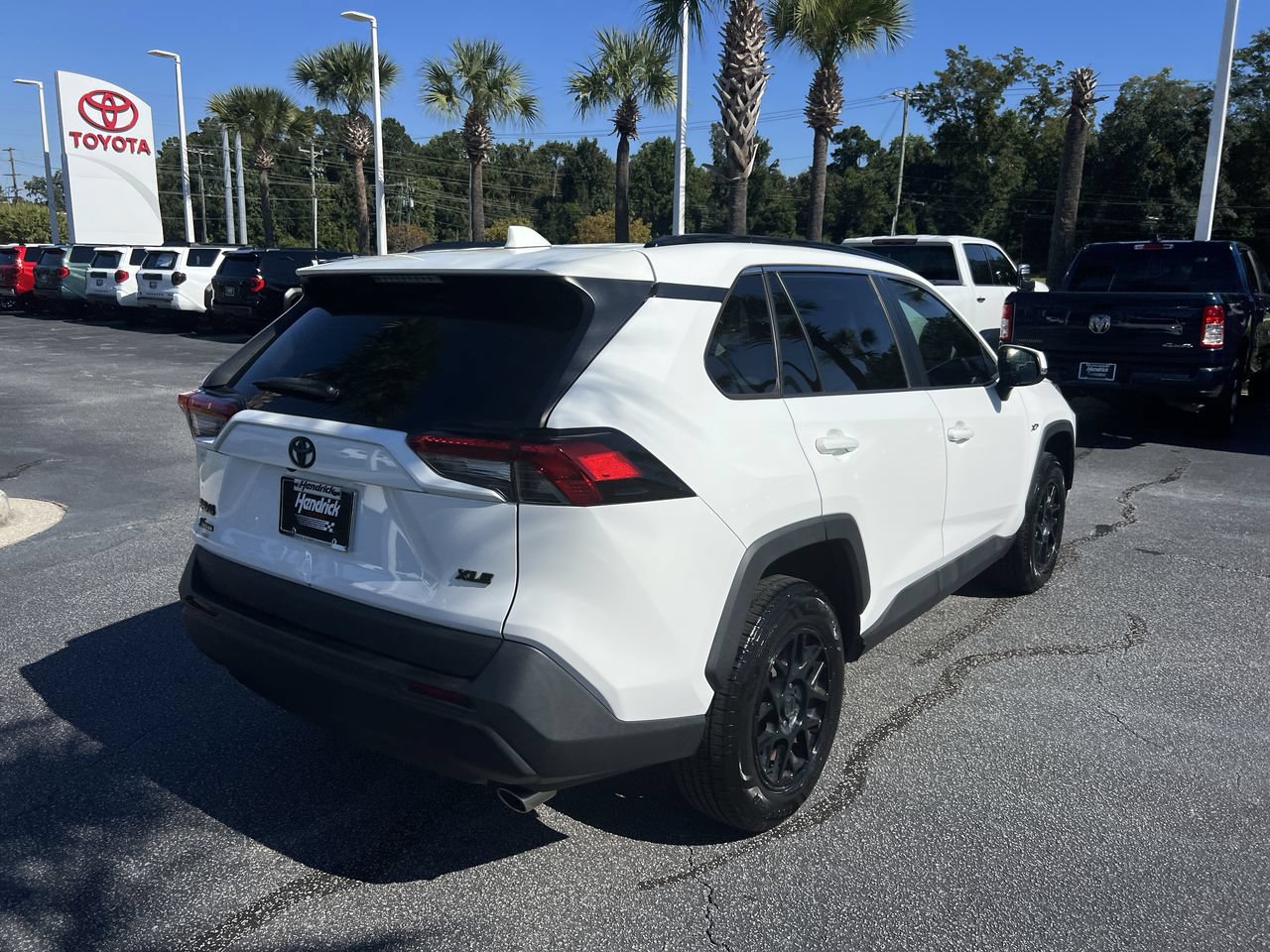 Used 2021 Toyota RAV4 XLE w/ Convenience Package FWD image 10