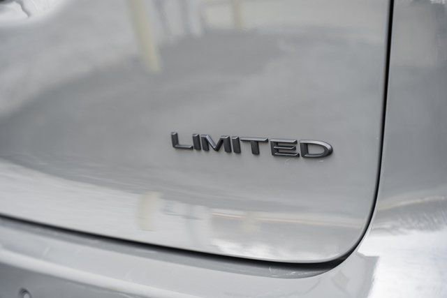 Used 2025 Chrysler Pacifica Limited image 10