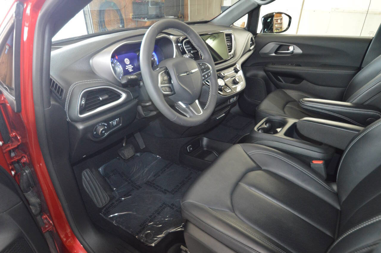 Used 2025 Chrysler Pacifica Select AWD/4WD image 27