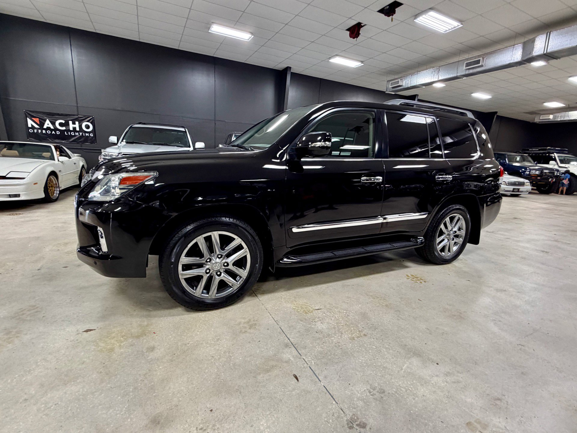 Used 2013 Lexus LX 570 4WD w/ Luxury Pkg w/Pre-crash image 15