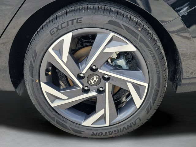 Used 2025 Hyundai Elantra Limited FWD image 12