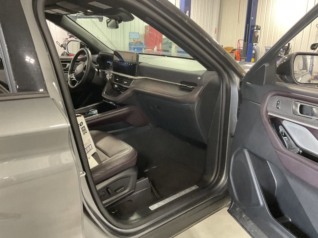 Used 2025 Ford Explorer Platinum w/ LUX Leather Package image 10