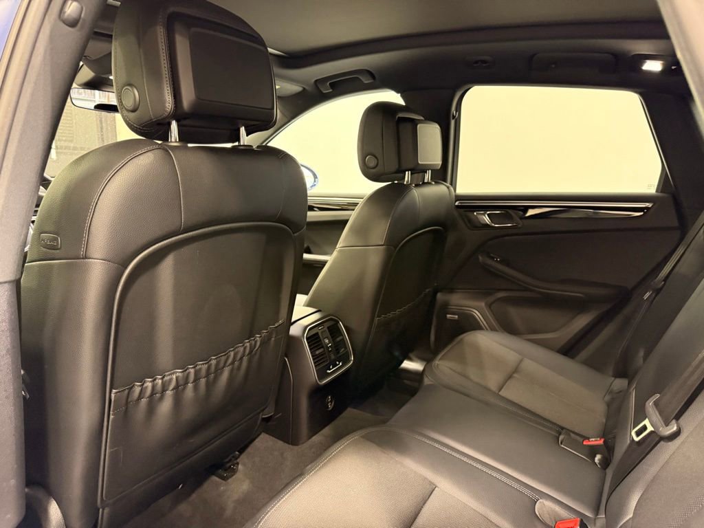 Used 2022 Porsche Macan w/ Premium Package image 20