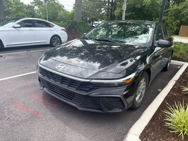 Used 2024 Hyundai Elantra SE FWD image 5