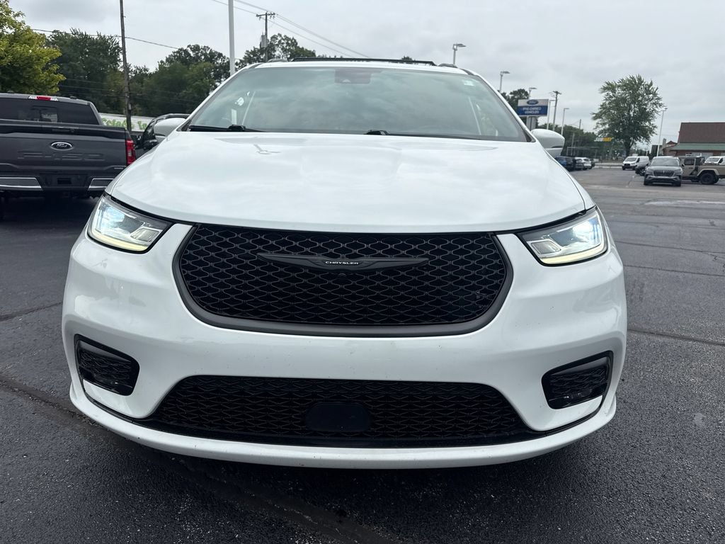 Used 2021 Chrysler Pacifica Touring-L w/ Uconnect Theater Family Group FWD image 3