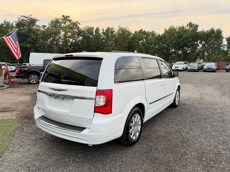 Used 2016 Chrysler Town & Country Touring FWD image 4