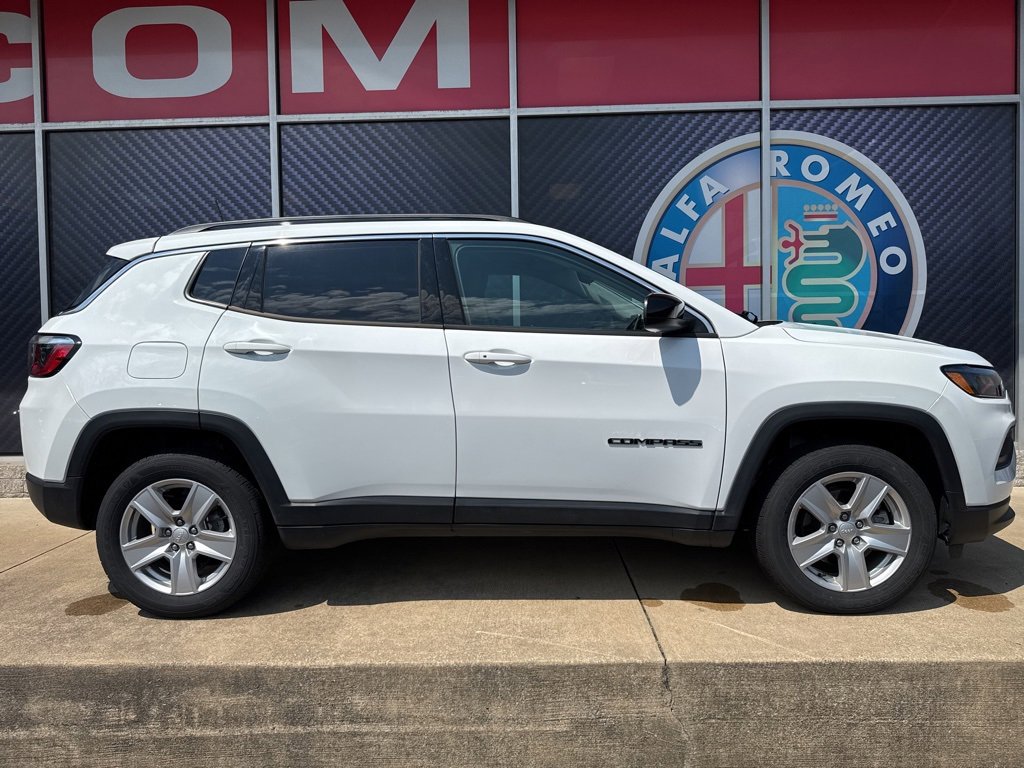 Used 2022 Jeep Compass Latitude image 2