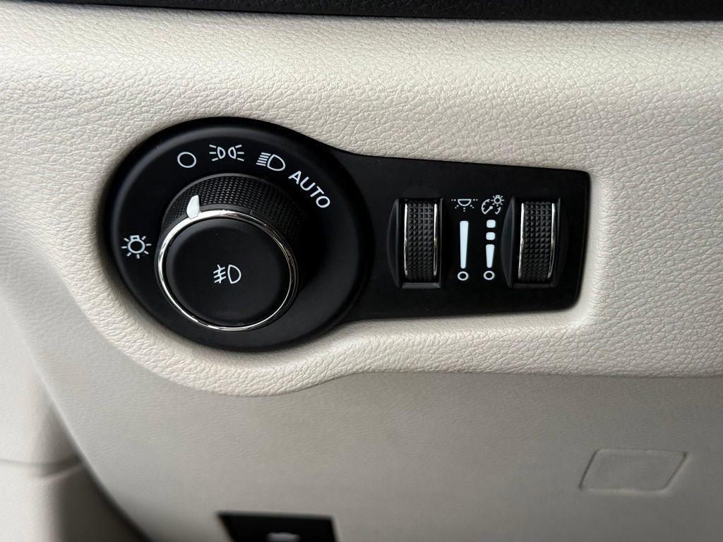 Used 2023 Chrysler Pacifica Limited FWD image 37
