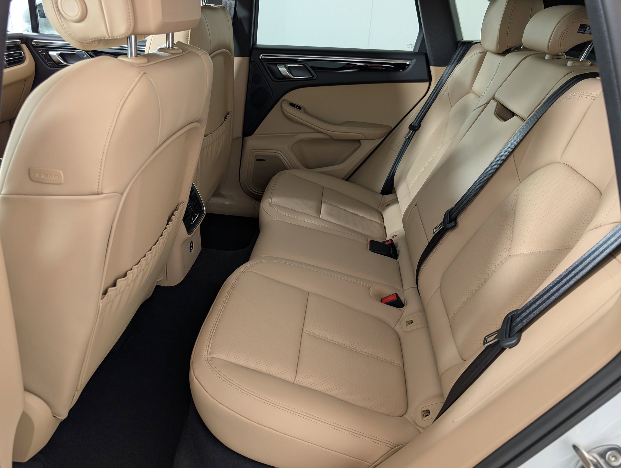 Certified 2025 Porsche Macan image 17