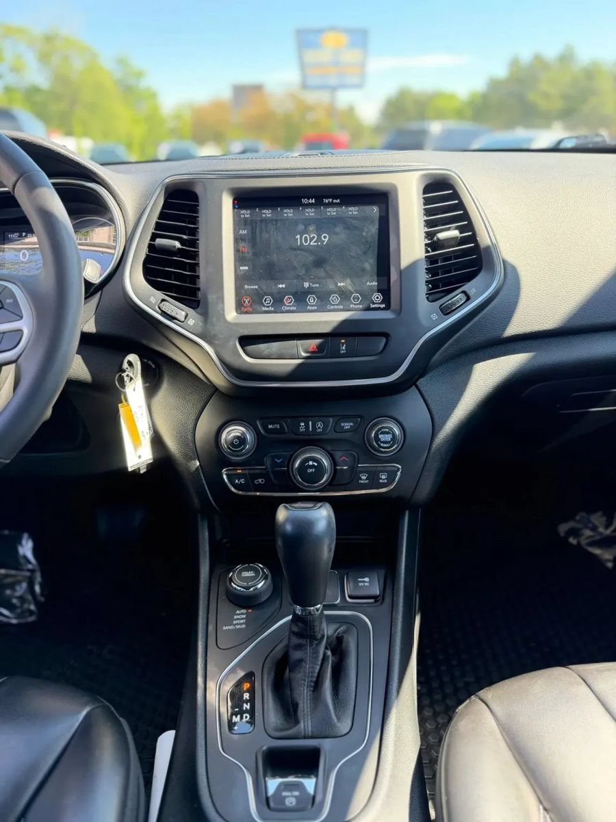 Used 2022 Jeep Cherokee Latitude w/ Trailer Tow Group AWD/4WD image 11