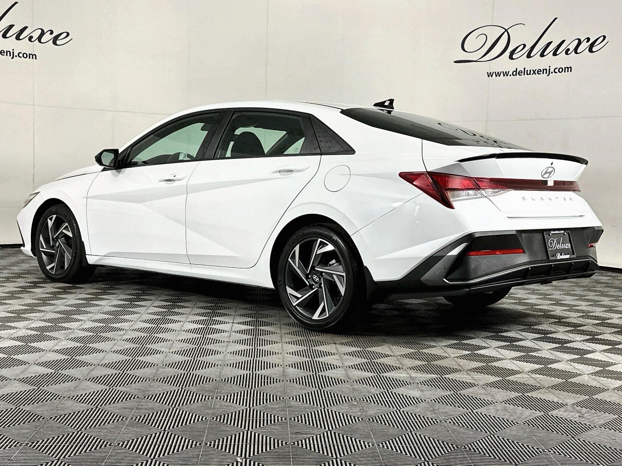 Used 2025 Hyundai Elantra Sport FWD image 4