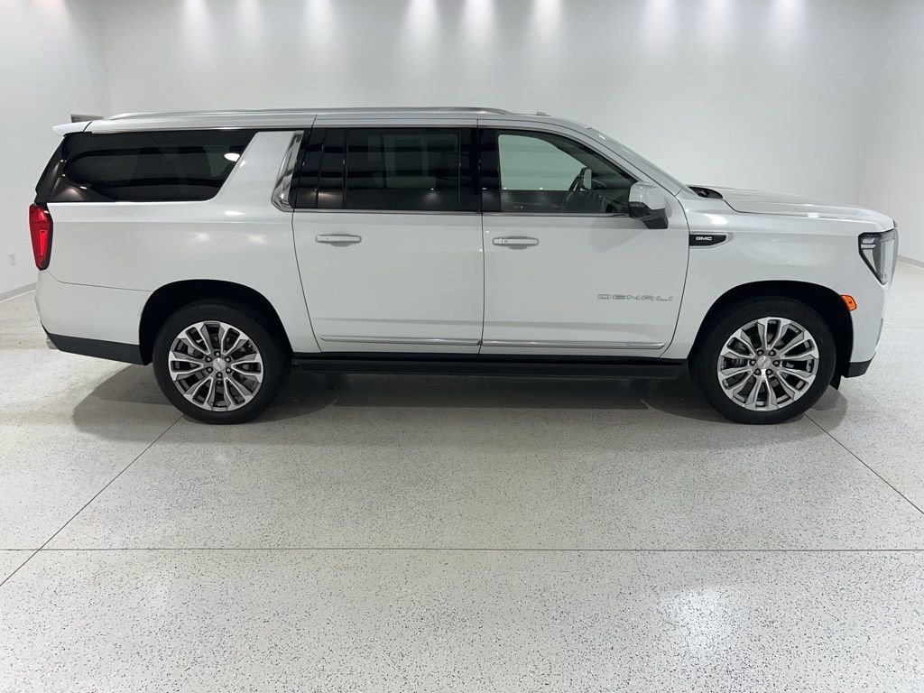 Used 2021 GMC Yukon XL Denali w/ Denali Premium Package image 6
