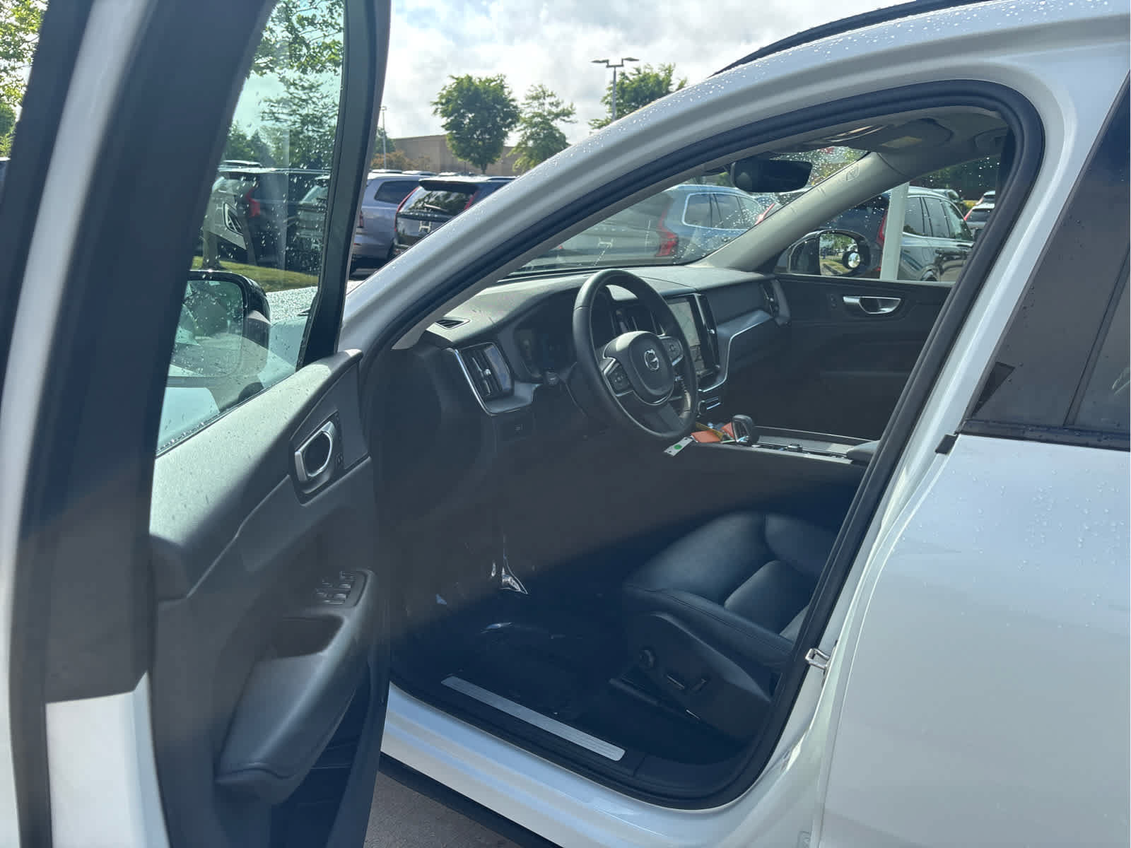 Used 2024 Volvo XC60 B5 Core AWD/4WD image 12